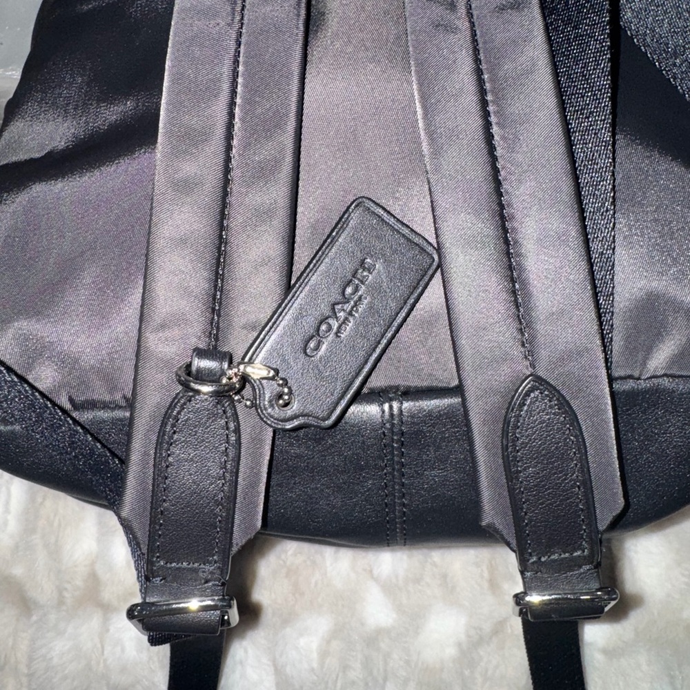 Coach Women’s Gray and Red Patterned Backpack
MEDIUM SIZE! - Picture 4 of 12